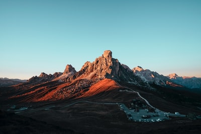 蓝天下的褐色岩层